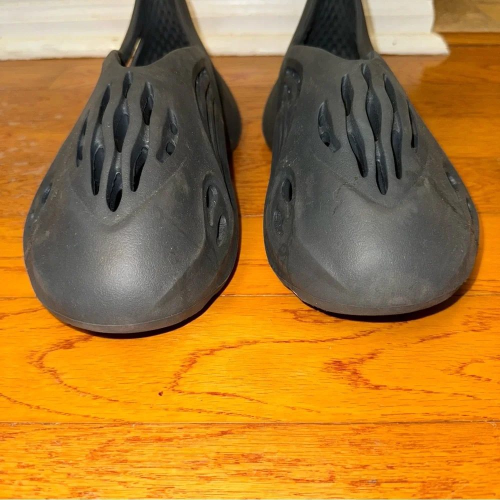 Adidas Yeezy foam RNR in carbon gray men’s 9